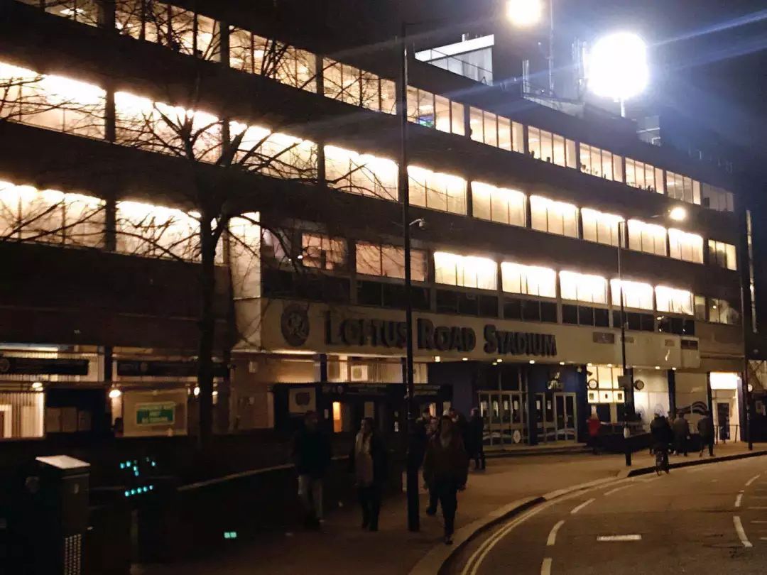 十天里，我在英国看的四场足球赛，竟然有些中国味？|三明治