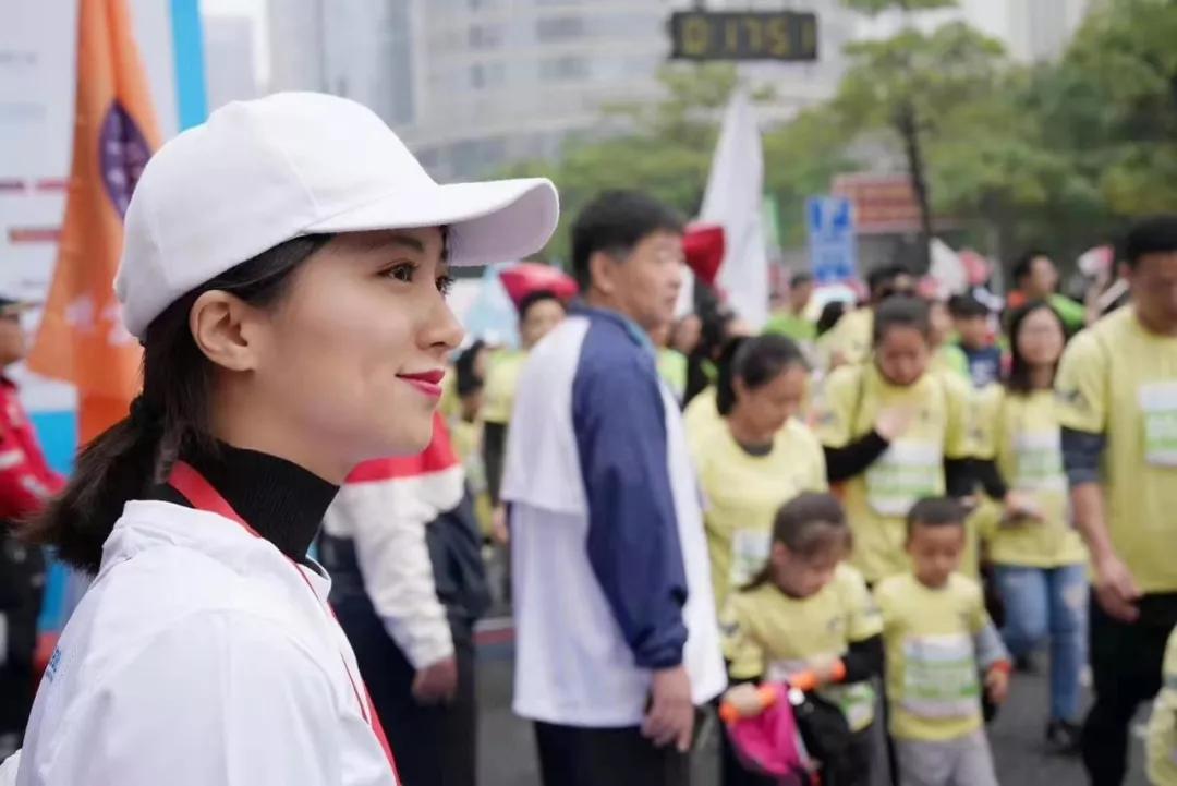 在街头当志愿者,凌晨四点出门当志愿者