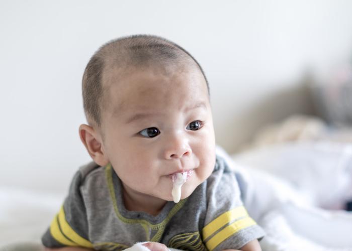 婴儿漾奶时的正确处理方法,新生儿漾奶和吐奶怎么处理