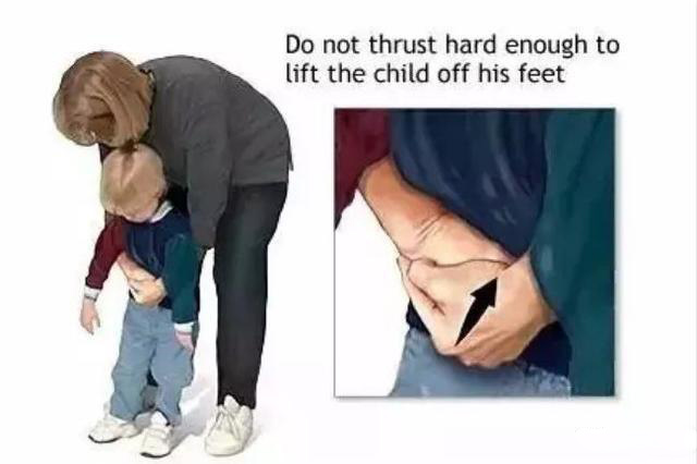 孩子噎住了急救视频,宝宝被噎住一招来急救