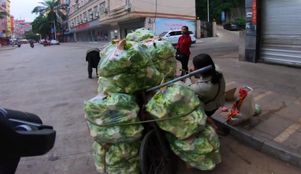 越南人来中国旅游都买些什么,越南游客很多