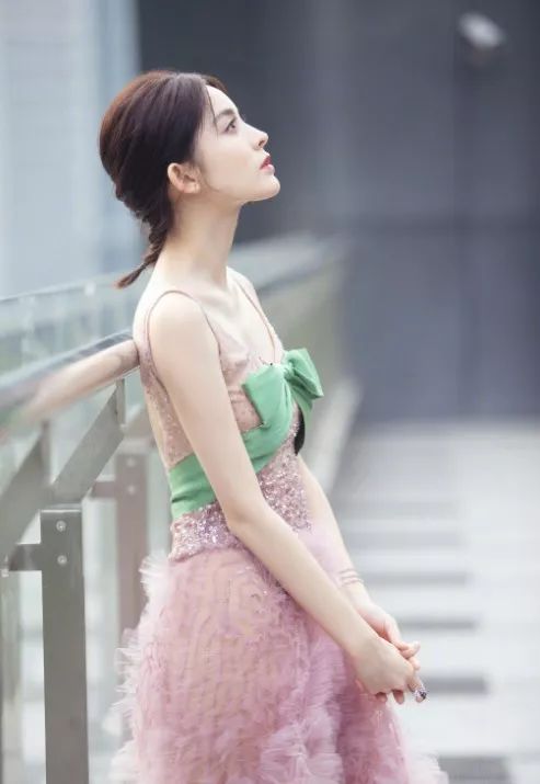 文艺少女小育的花布长裙表达了什么?——治愈系女神苍井优示范