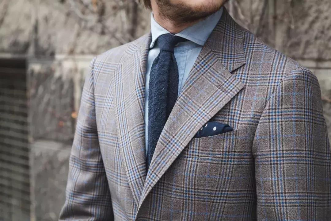 女生什么样的西装才算合身,女士西装肩宽怎样才算合身