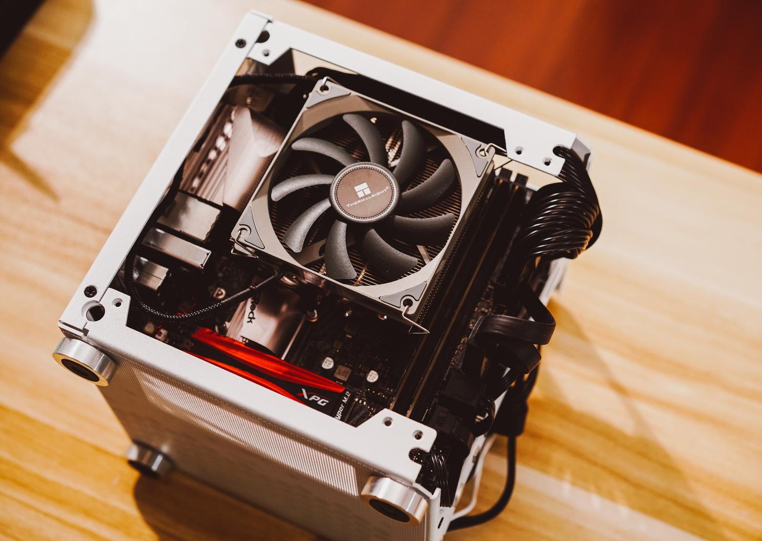 itx装机配置单一小机箱也有大心脏,itx支持3.5寸硬盘