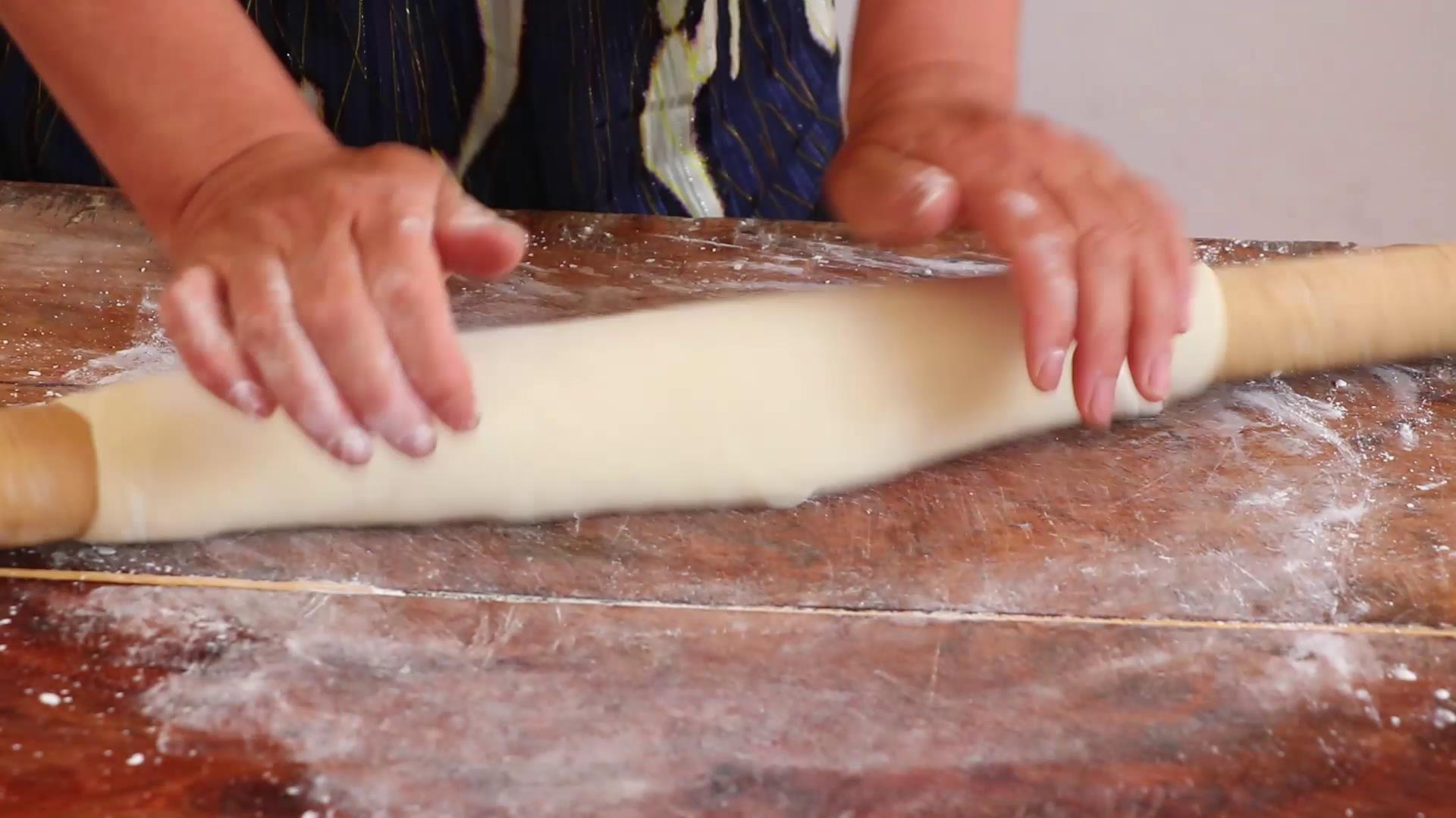 手擀面面条和面的正确配方,手擀面条怎样和面筋道商用