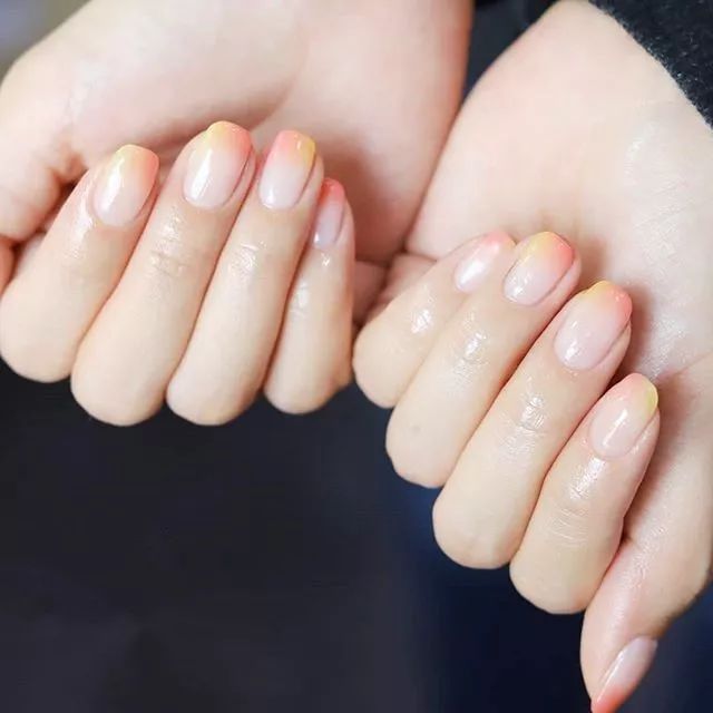 粉嫩渐变果冻唇,无美颜无滤镜的果冻甲