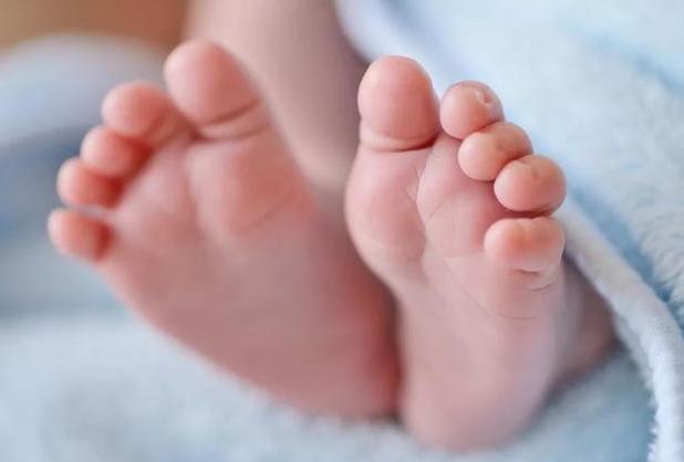 刚出生的孩子被医生打了怎么办,新生儿被打了吓到了对他有影响吗