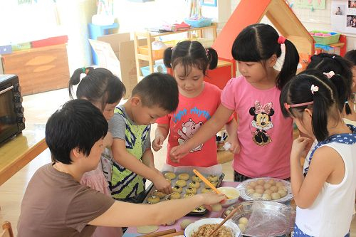 孩子在幼儿园被抓脸怎么处理,孩子幼儿园第一天开学就被抓破脸
