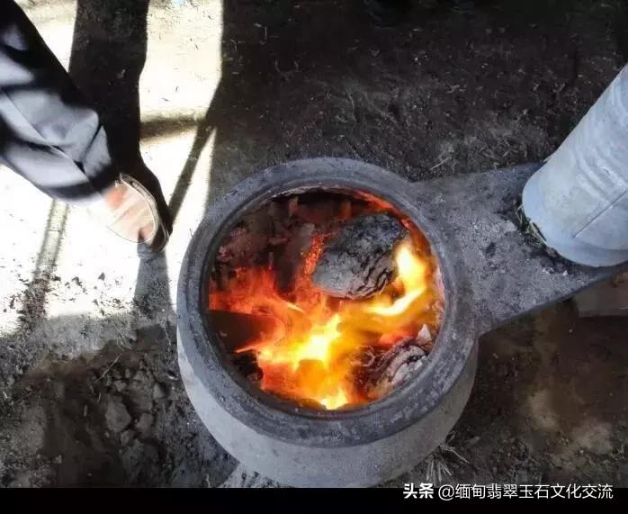 奇葩土豪竟把翡翠丢进火炉烧,烧出后色彩却十分鲜艳漂亮