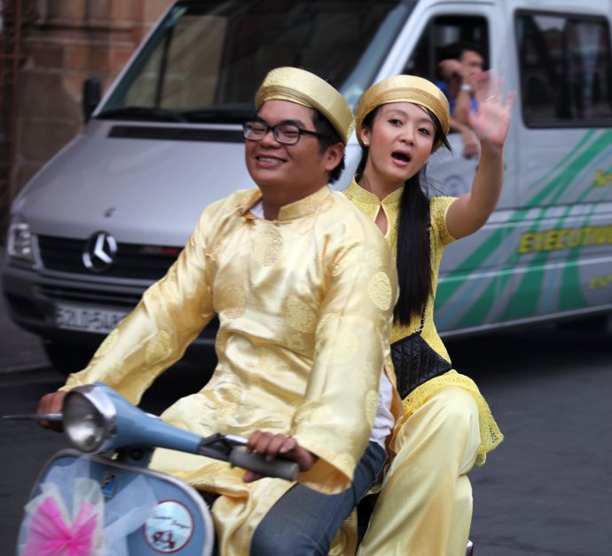 越南摩托车接亲很火视频,越南婚车队