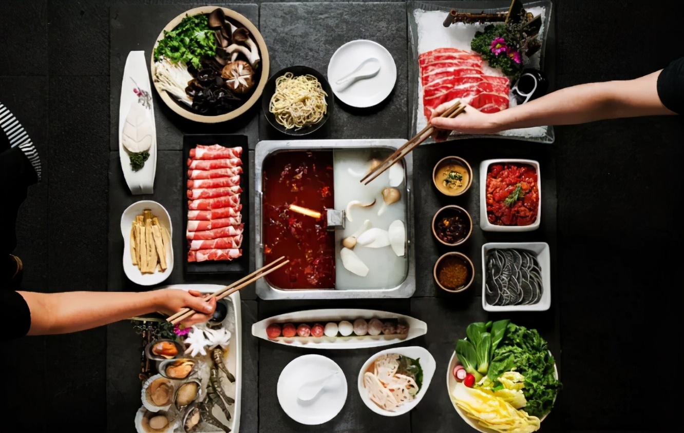 17元吃海底捞缘何引发恶评如潮,海底捞锅底被吐槽