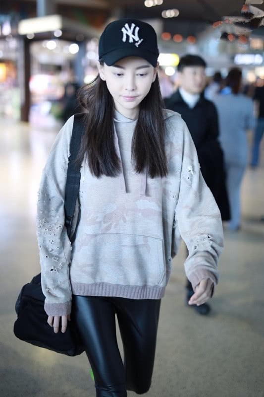 于文文机场灰色卫衣戴黄墨镜,于文文穿皮裤唱体面