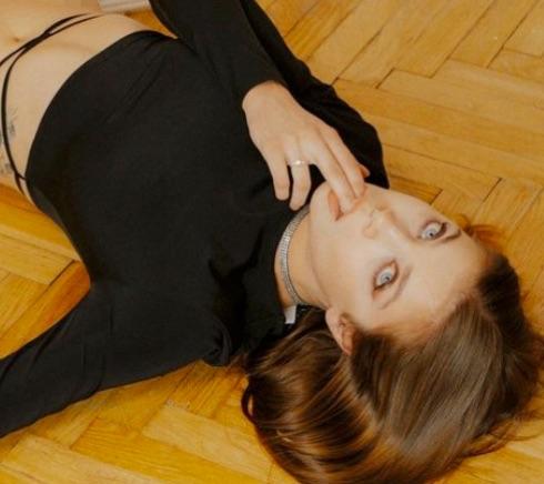 俄罗斯网红在印尼神山拍不雅视频被通缉，步光身骑大象女模后尘