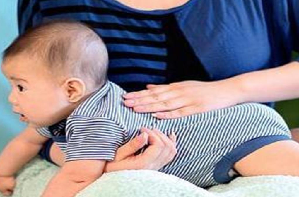 宝宝吐奶4种拍嗝方法,容易吐奶的宝宝拍嗝的正确方法