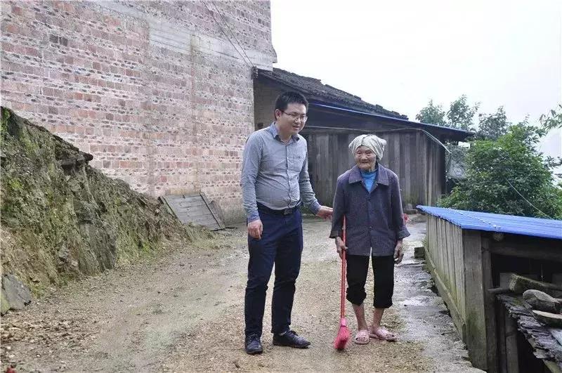 舍小家为大家坚守一线的村书记,舍小家为大家我们是群众的守护者