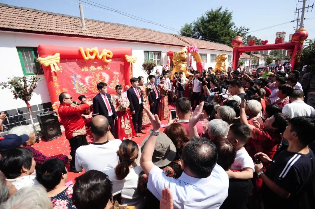 三胞胎结婚新郎认错,三胞胎同时出嫁