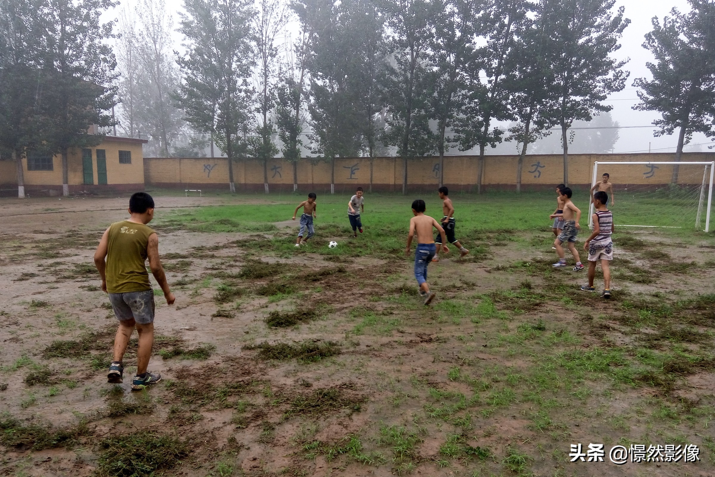 河北乡村隐匿着一支小学足球队晚上老师用车灯照亮操场训练
