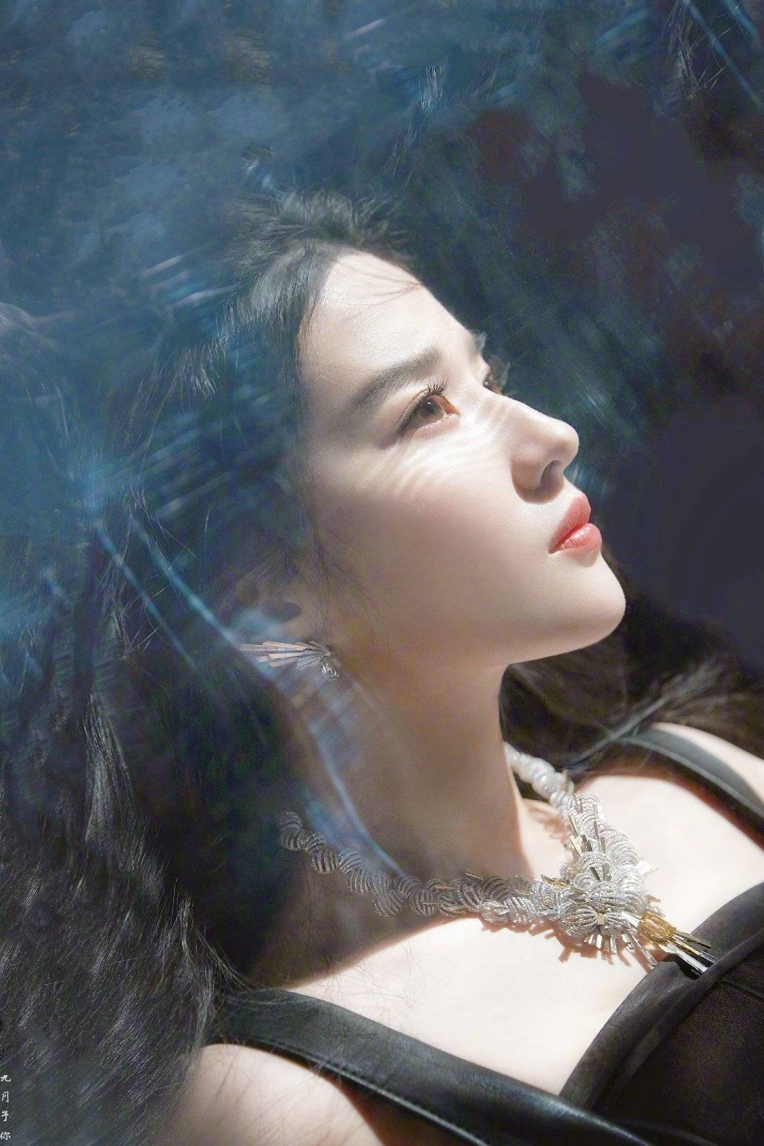 刘亦菲王冠多少钱,刘亦菲晒美照戴皇冠颜值能打