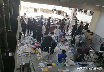 临近考研复习资料被学校扔一地，女生边捡边哭，校方回应来了