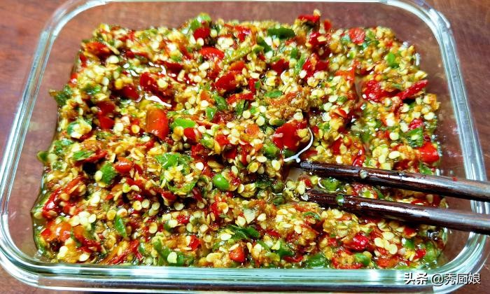 做辣椒酱不放油的做法,辣椒酱的制作方法一斤辣椒多少盐