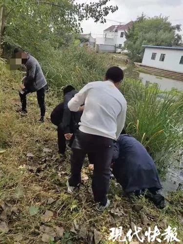 民警狂追1公里将吸毒男子累瘫,缉毒民警冒死抓毒贩被拖行20多米