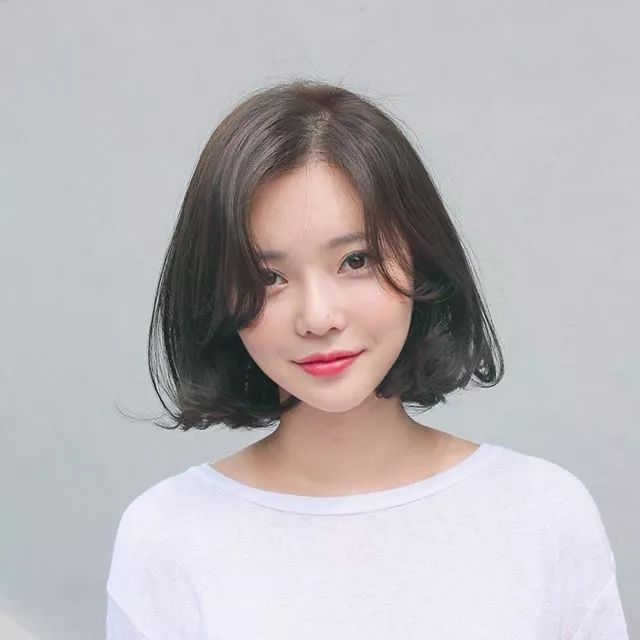 超短齐刘海短发发型,适合长脸齐耳短发最新发型
