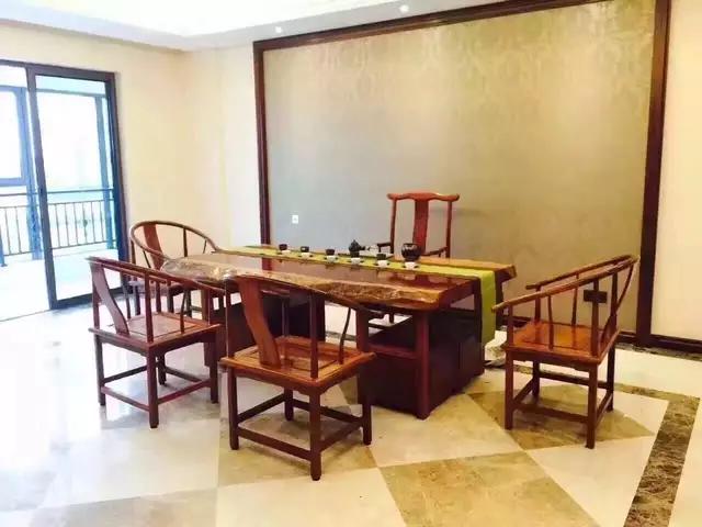 暗访广东天价大板生产基地，原料全是称斤拉木头，富豪还排队来买