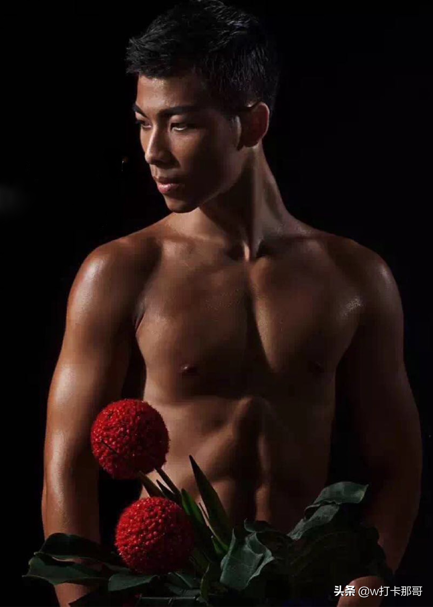 高颧骨、厚嘴唇、肩顶一大团胎记，这位看着坏坏的90后不容小觑