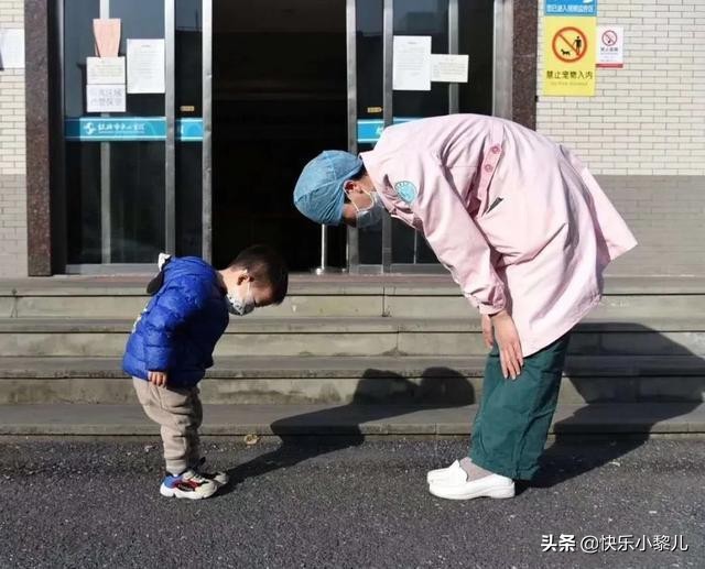 3岁男童鞠躬的照片火了！礼数的传承，便是最好的家教