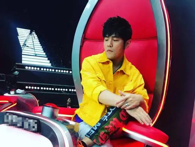 怎么处理“唱歌忘词”？王源嘟嘟嘴，周杰伦机智，王力宏最独特