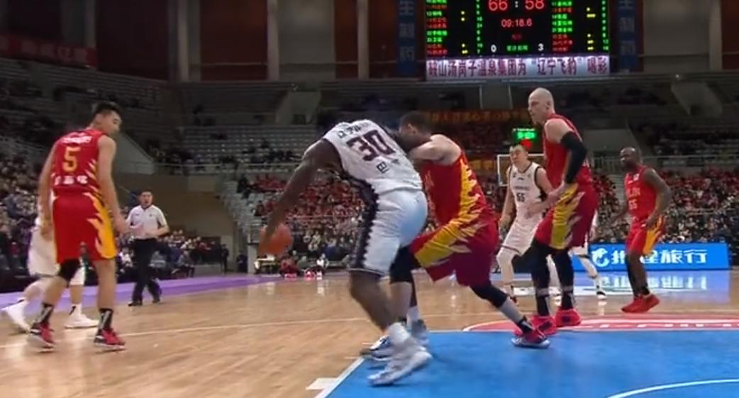 cba教练大闹技术台,cba裁判再次惹争议