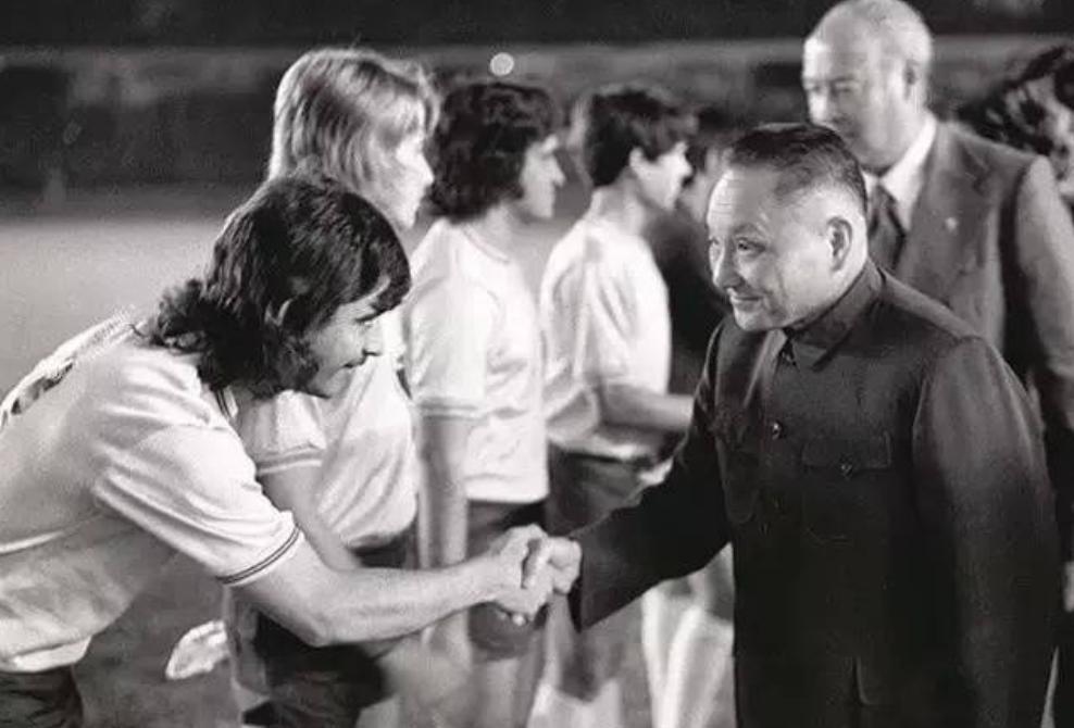 1987年，*小平邓**曾邀请马拉多纳来华踢友谊赛，最终结局如何？