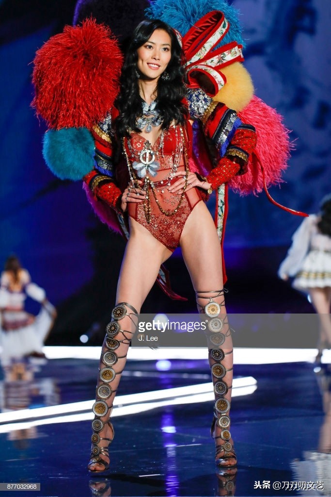 刘雯维密秀一套红蕾丝,走秀刘雯奚梦瑶维密