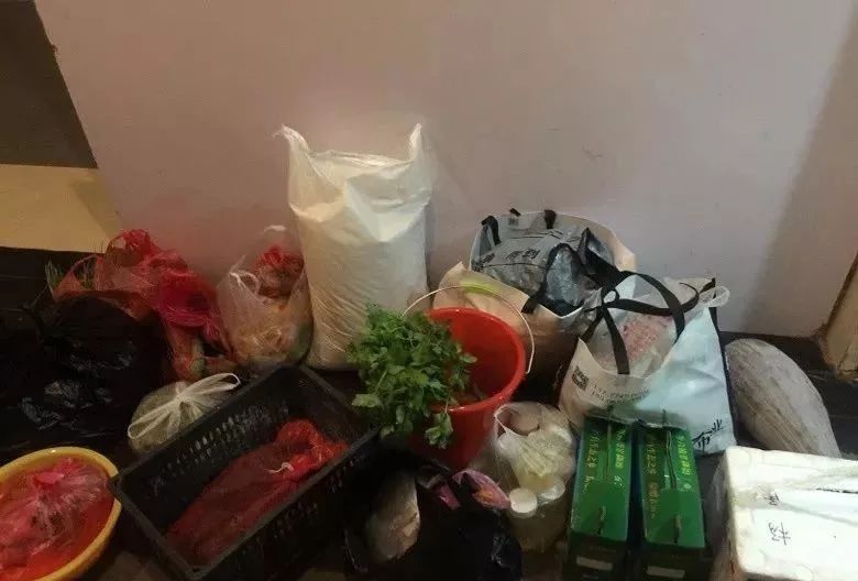 回家过年返程时的后备箱,离家时后备箱装满父母的爱