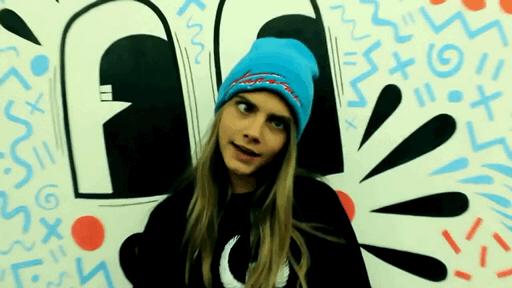 甜！英国贵族超模爱上美国女演员，机场热吻，狂撒狗粮