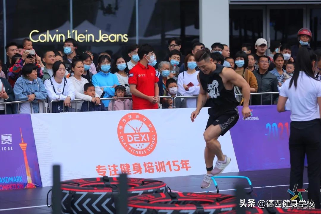 燃爆体能赛现场的，除了爆燃的体能咖，还有德西这支神秘的队伍