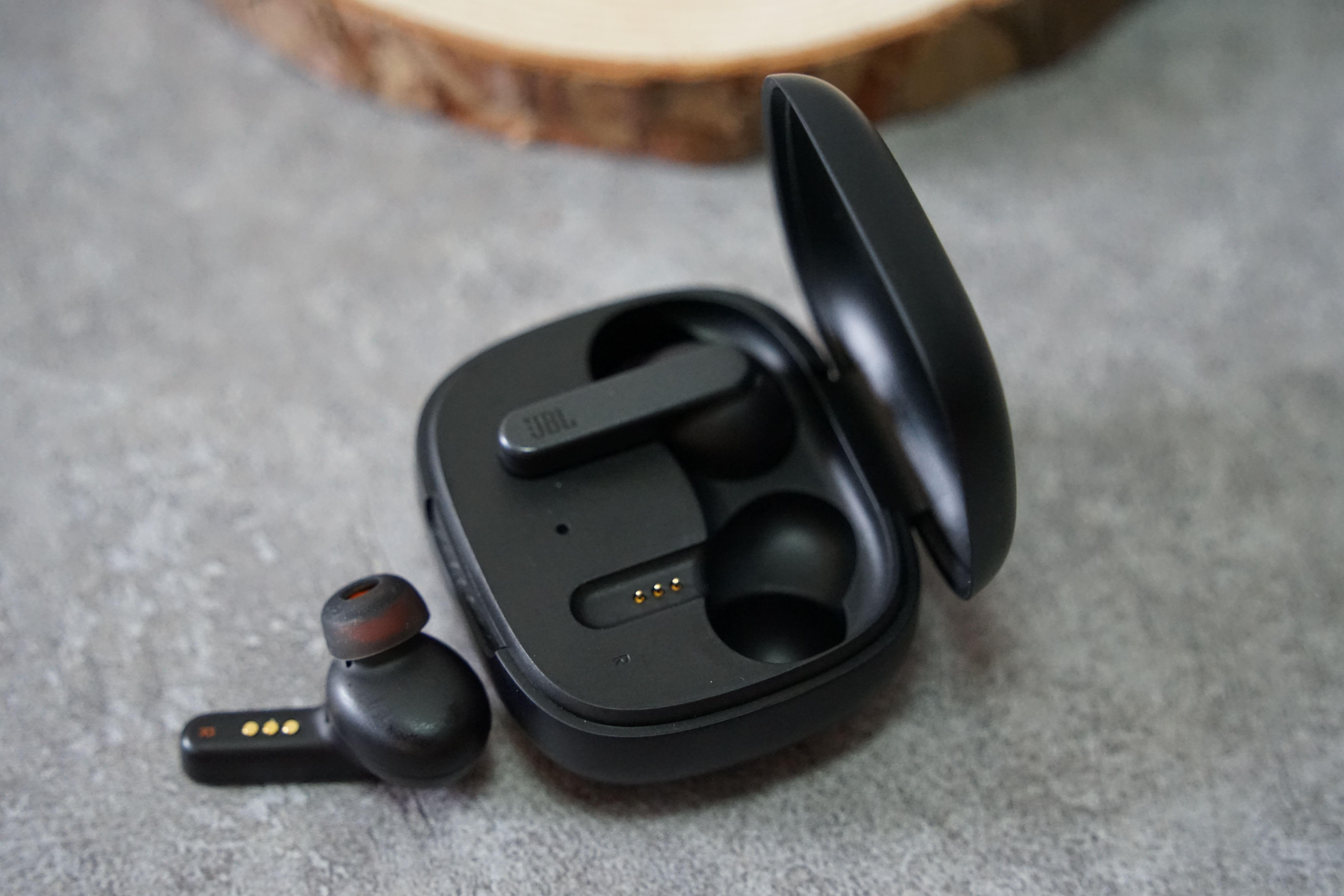 jbllive头戴式降噪耳机评测,jblw100tws无线耳机评测