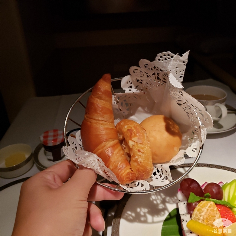 打卡泰航波音747头等舱，贴心空姐疯狂投喂，大龙虾鱼子酱吃到撑