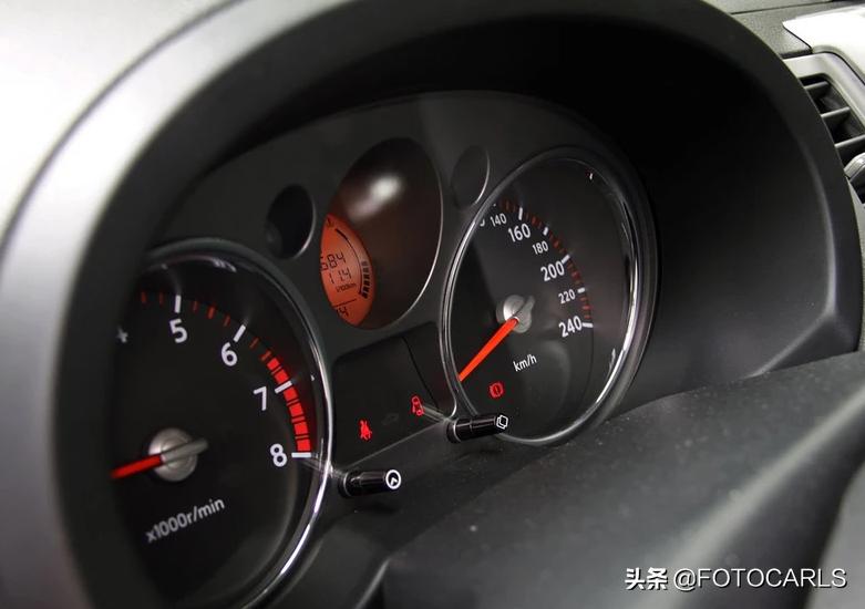 老日产奇骏2.0与新1.5,09老奇骏尾灯最上面的是什么灯