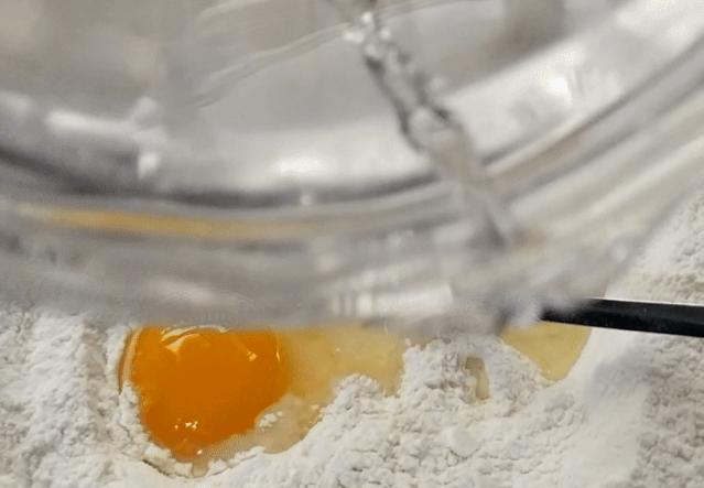 油条新方法不揉面不擀面蓬松柔软,油条为啥蓬松