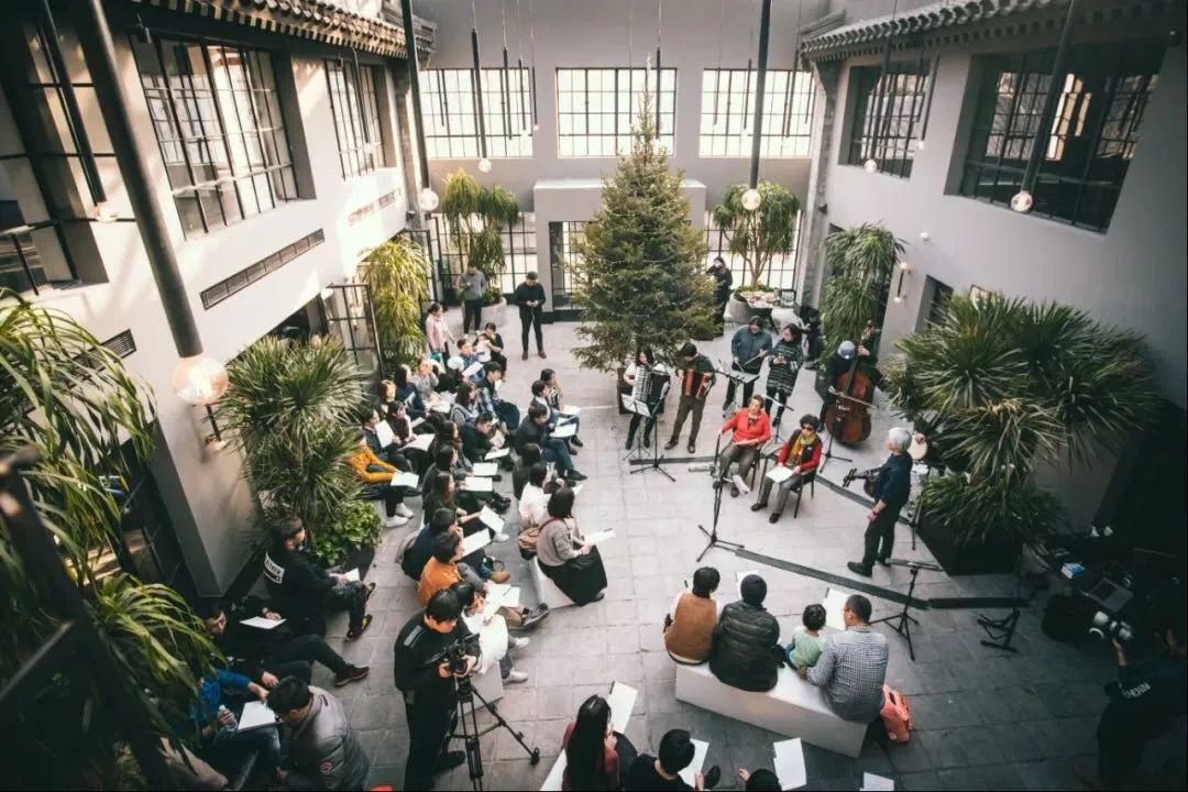 一个中年鬼才，整天逛公园，缠着大爷大妈给他唱歌