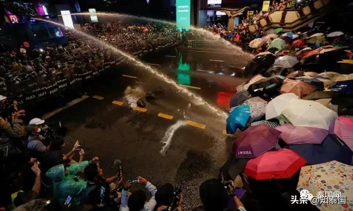 泰国还挺得住吗？*行游**大军直逼十世王皇家护卫队！