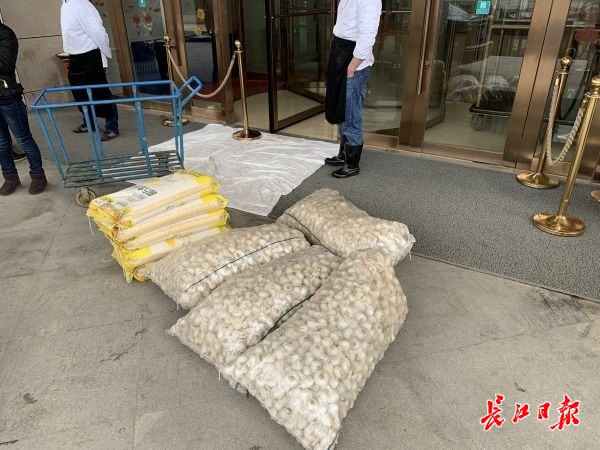 得知是援汉医疗队买对讲机，店铺老板二话没说捐了5台