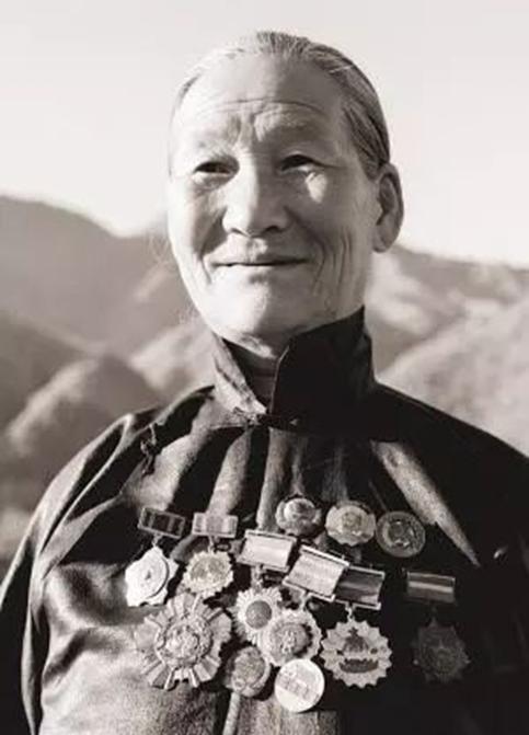 河北一农妇，亲手将3个儿子送上战场，13次被毛主席接见，她是谁