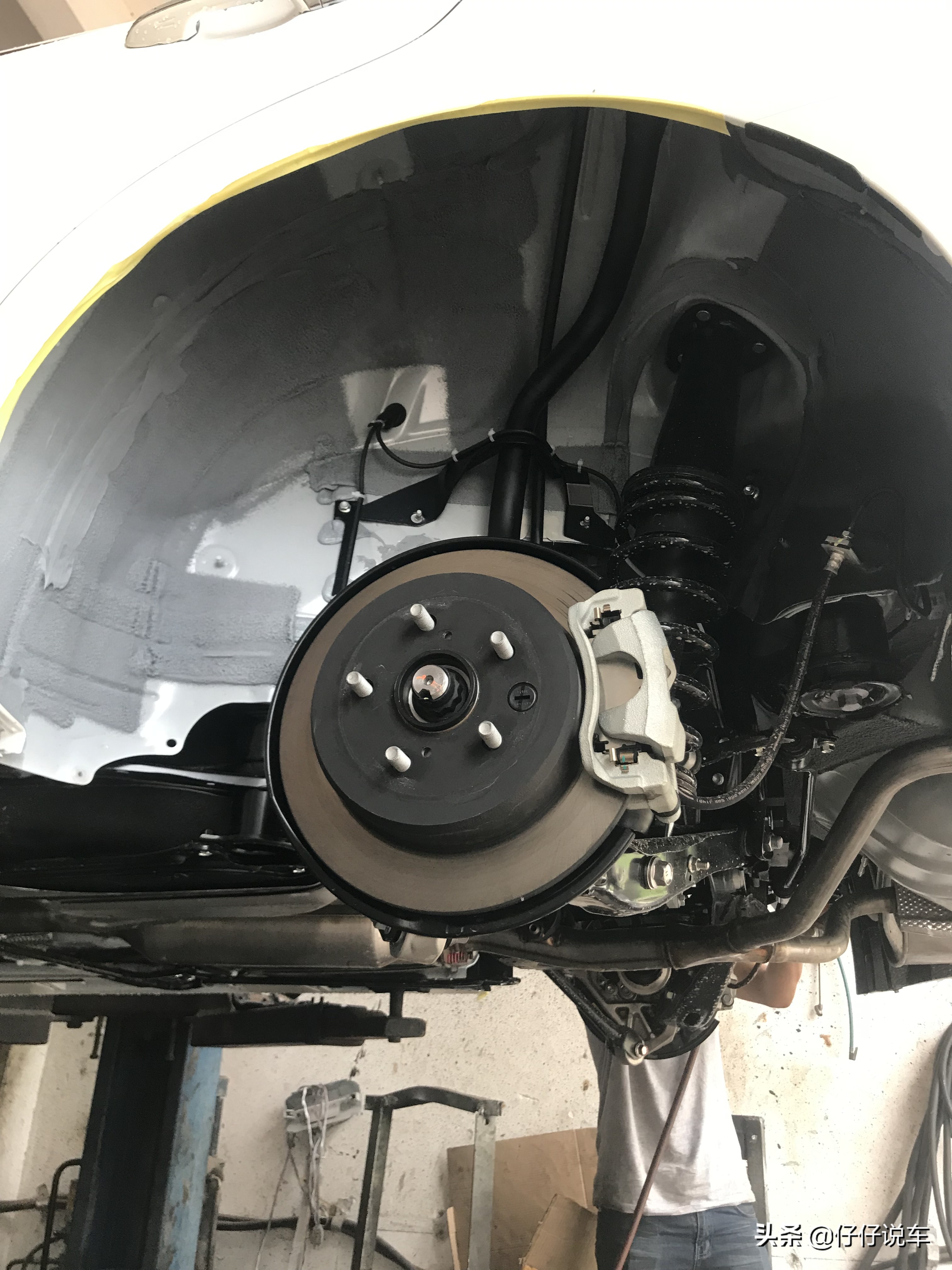 吉利帝豪新车自带底盘装甲吗,新车装底盘装甲多少钱手工费