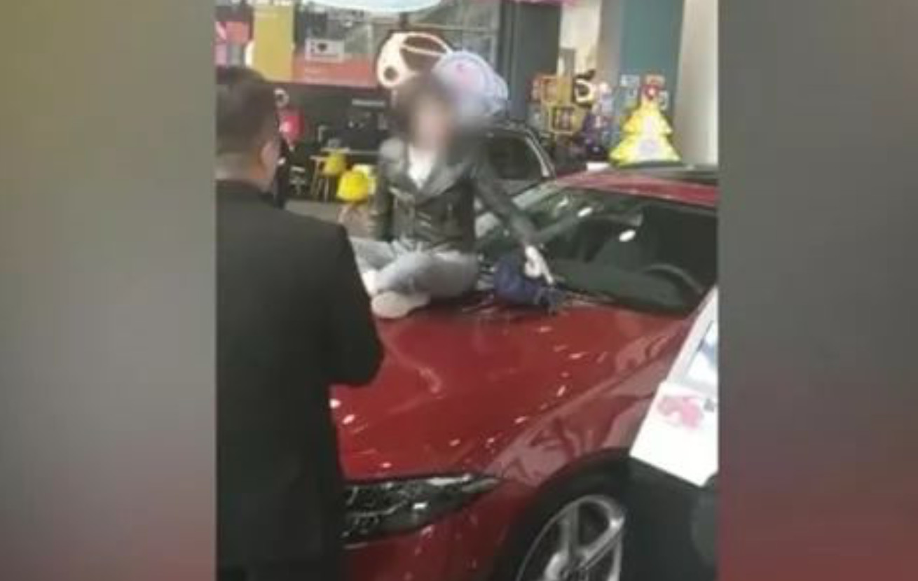 奔驰女车主维权协商18分钟的录音,央视评论奔驰女车主维权事件