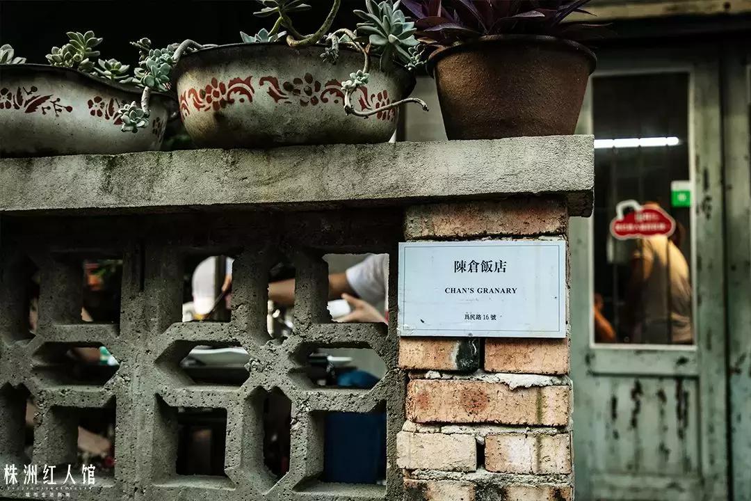 无言的年轮,嘴角的油渍,忆不尽的是陈旧时光。