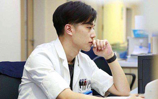 帅气网红医生，985高校博士毕业。女网友了解一事后，都失望难过