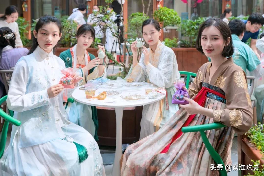 “转角遇见·百草园”为秦淮中医院输入创新发展正能量