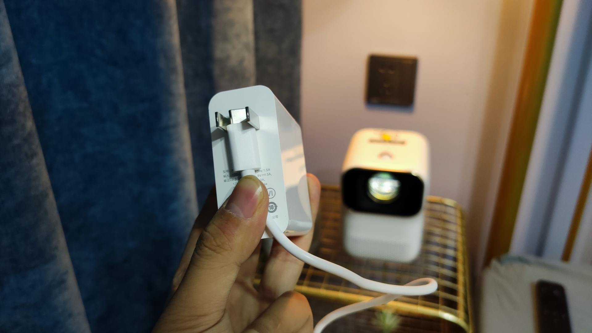 小明q1特别版智能投影仪,小明q1pro投影仪和极米newz6比较